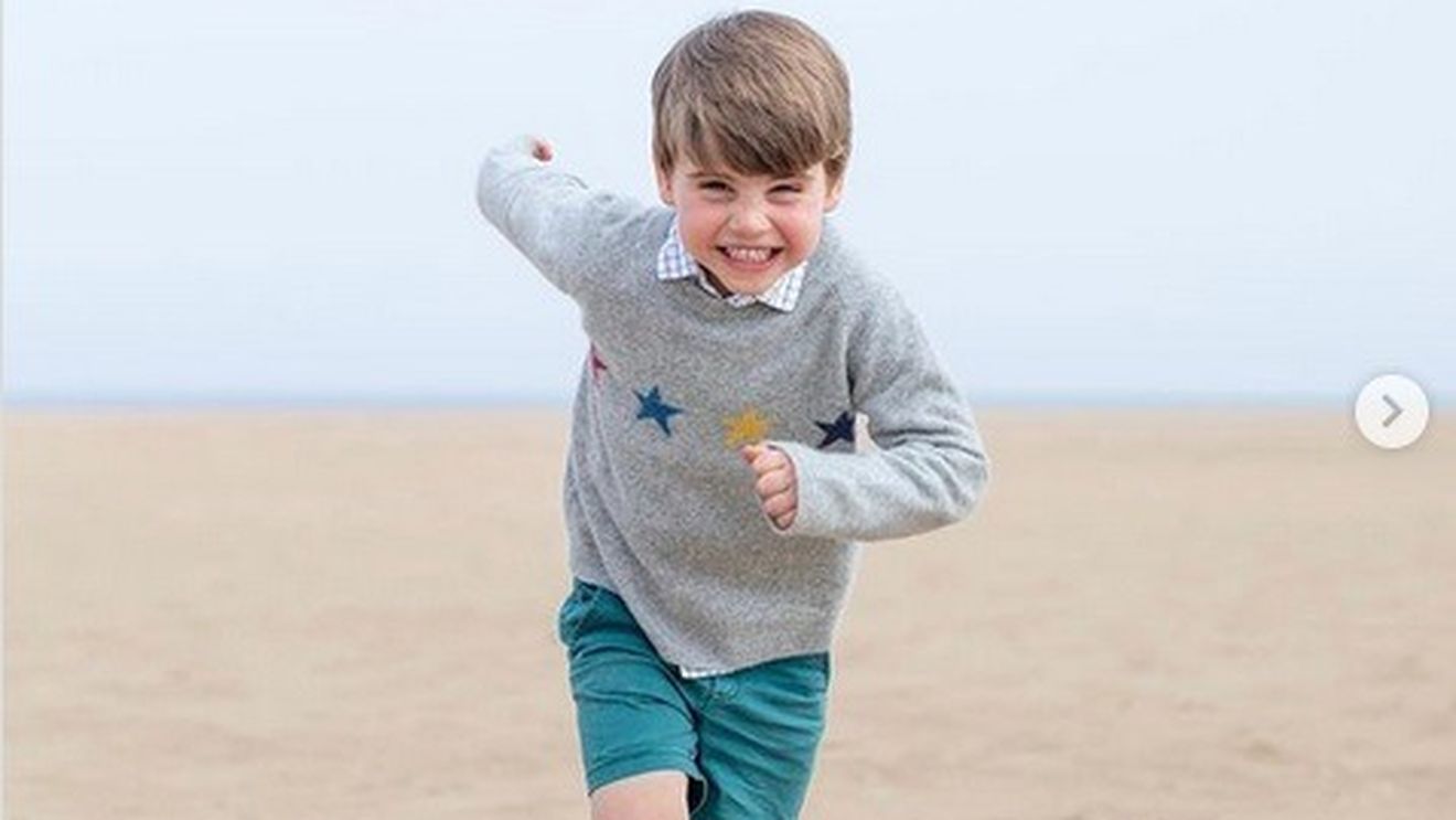 Prințul William și ducesa Kate Middleton au publicat un nou portret cu cel mai mic dintre copiii lor, prințul Louis, care împlinește 4 ani