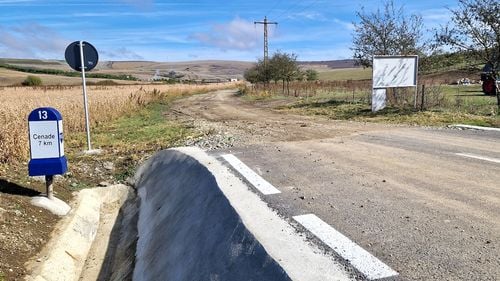 Un drum județean din Sibiu se termină în câmp pentru că a fost terminat prea devreme / Județul Alba încă nu a finalizat lucrările pentru continuarea șoselei / Primar: ”Deja prețurile caselor a început să crească”