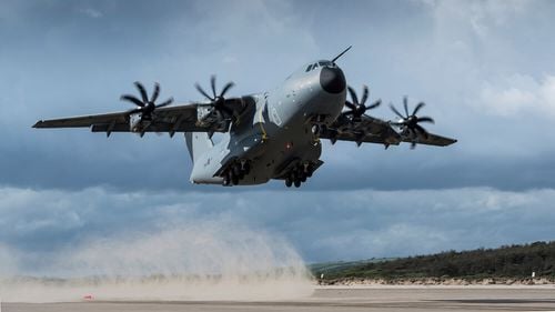 The Defense Post: Marea Britanie și România testează capacitățile de încărcare și transport ale aeronavei Atlas A400M la Baza Mihail Kogălniceanu / Aeronava a transportat un sistem de rachete de artilerie de mare mobilitate HIMARS