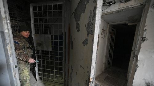 "Crime care evocă genocidul": Prizonierii din lagărele rusești din Ucraina au fost torturați și violați (raport experți juridici)