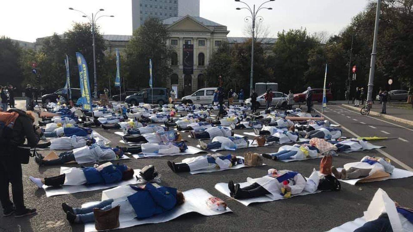 FOTO Angajații din Sănătate protestează în Piața Victoriei. Întinși pe asfalt, gest simbol al epuizării, oamenii cer condiții de muncă decente
