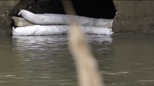 Sursa poluării cu hidrocarburi de pe râul Someşul Mic, un TIR care a staţionat în zona Sălii Polivalente din Cluj Napoca/ Specialiştii au suplimentat  materialul absorbant şi utilizează şi spill sorb, absorbant natural şi biodegradabil