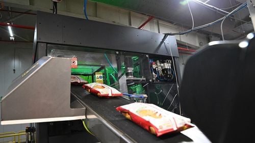 PepsiCo și-a dublat capacitatea de producție de chipsuri din România și exportă în 17 țări, după o investiție de 100 de milioane de dolari în fabrica din Popești-Leordeni / Compania dezvoltă soiuri proprii de cartofi, care să reziste la schimbările climatice / „Va fi o provocare foarte mare să mai găsim fermieri”