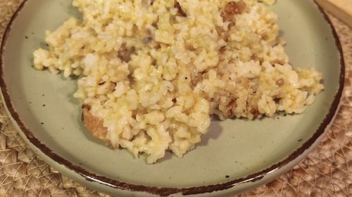 Orez carbonara, o variantă a celebrului preparat italian cu paste/ Dezbaterea despre a pune sau nu smântână la carbonara continuă și în cazul orezului