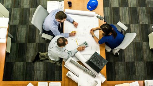 Stai prea mult pe scaun la birou sau acasă? Riști cel puțin două boli foarte grave / Câteva soluții pentru ”homo sadens”