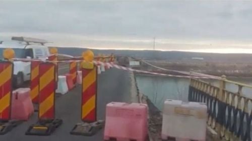 Lucrari de ”punere în siguranță” a podului peste Olt de lângă Drăgășani, construit în 1901 / Trotuarul podului s-a prăbușit în primăvară