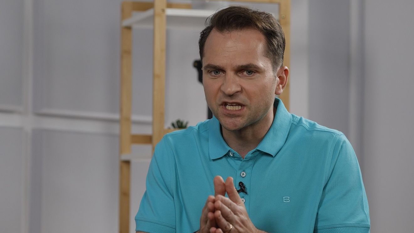 INTERVIU Cum a ajuns Sebastian Burduja în funcții importante deși nu are performanțe politice / Cât a contat sprijinul tatălui său sau al nașului Videanu: Zero, nu am sărit etape, am pornit de la munca de jos/ Ce spune despre legătura dintre tatăl său și un magnat rus