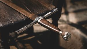 O sabie vikingă veche de un mileniu a fost descoperită de un fermier în Norvegia/ Arma ar fi fost creată de un fierar medieval de renume