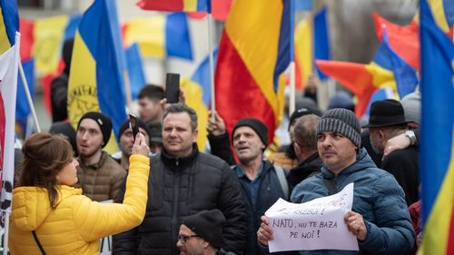 Mai mulți membri AUR Ilfov au depus plângere la poliție pentru că ar fi fost agresați fizic de un bărbat în faţa Primăriei Voluntari. Poliția anunță că l-a identificat pe suspect