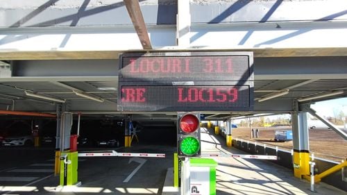 La o zi după ce a fost inaugurată, parcarea de tip park&ride de la stația de metrou Tudor Arghezi era ocupată doar pe jumătate. Celelalte două parcări de la marginea Bucureștiului, Străulești și Pantelimon, sunt goale și mizere