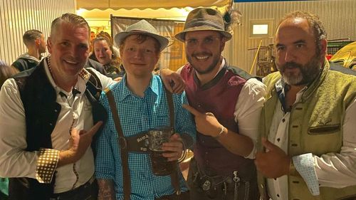 Halba de bere din care Ed Sheeran a băut la Oktoberfest-ul de la Frankfurt, vândută pentru aproape 2.000 de euro / Banii vor fi folosiţi pentru a finanţa construcţia unei noi şcoli în Republica Dominicană