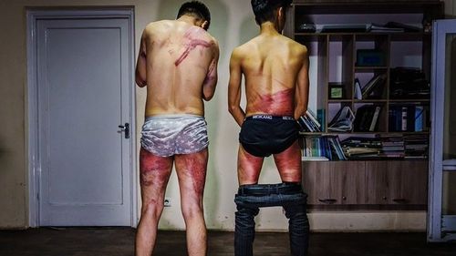 Doi jurnalişti care relatau de la o manifestaţie pentru drepturile femeilor, biciuiți de talibani