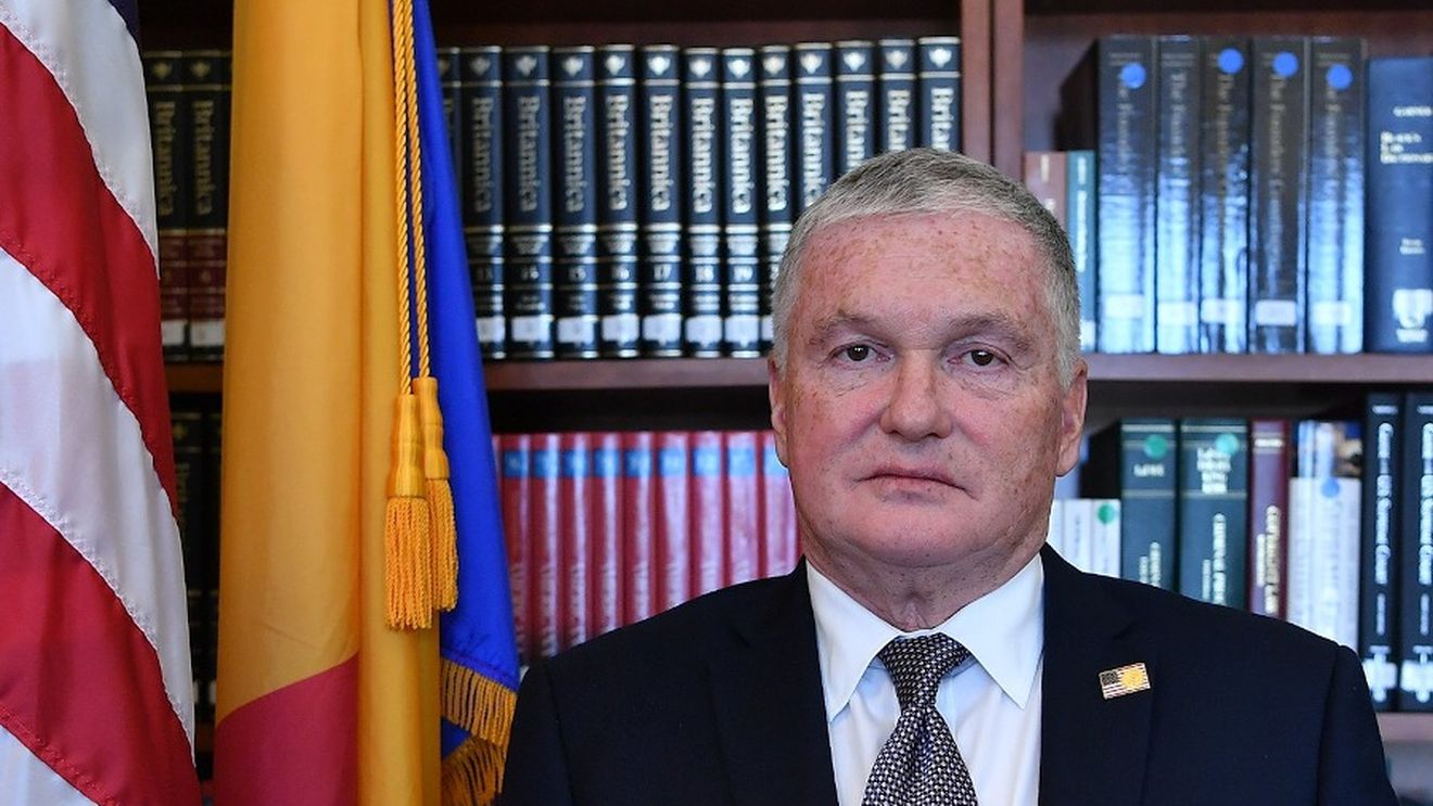 Președintele Iohannis l-a decorat pe ambasadorul SUA, Adrian Zuckerman