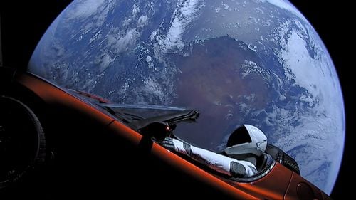 Asteroid, șters din evidență după ce s-a descoperit că este mașina Tesla Roadster trimisă de Elon Musk în spațiu