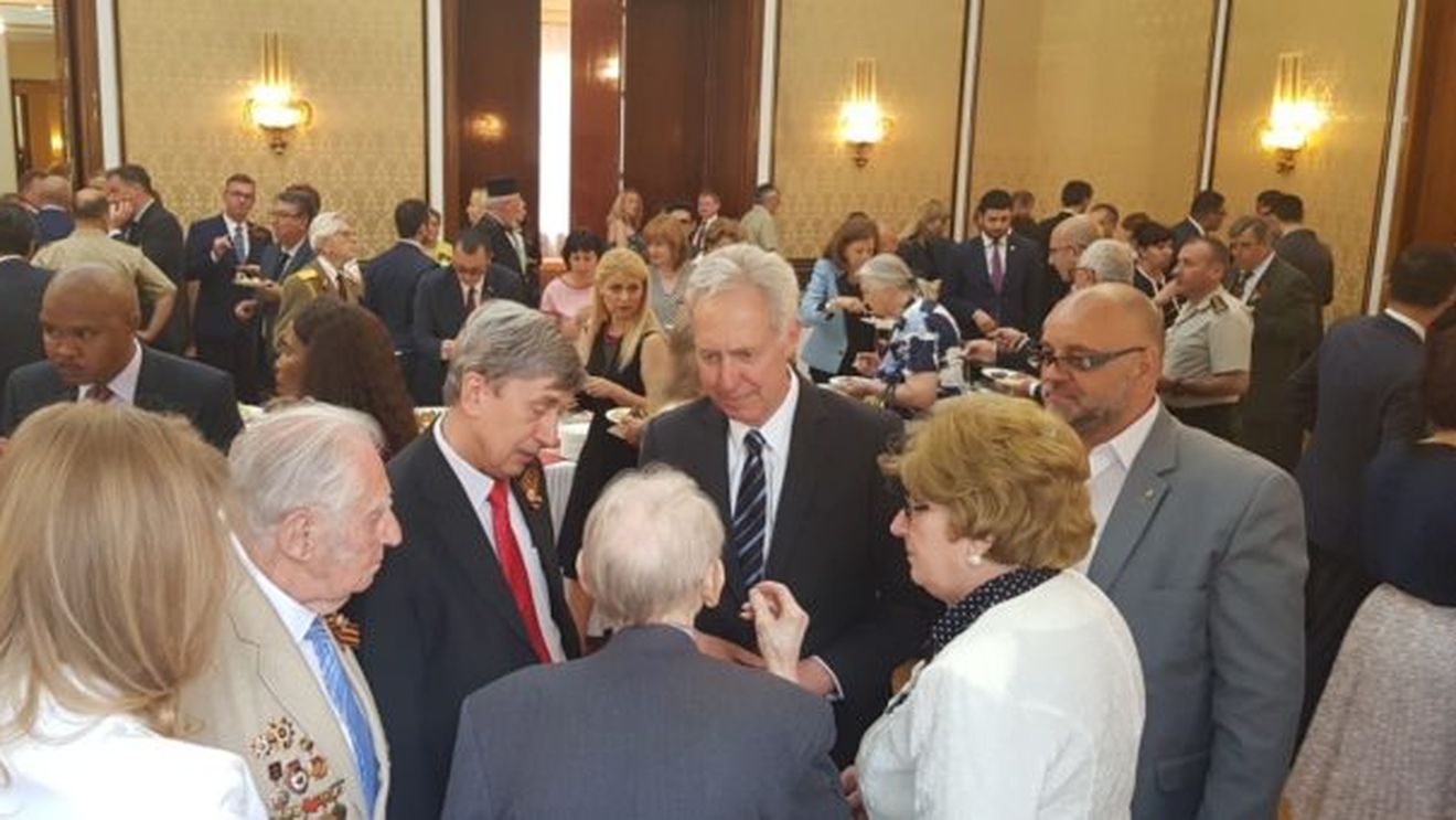 Ambasada Federației Ruse la București distribuie pe Facebook un link la un articol din Sputnik, cu titlul/ Moment istoric: Ambasadorii Rusiei și SUA au dat o lecție politicienilor români