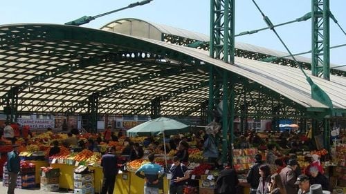 UPDATE Primarii se grăbesc să mute tarabele din piețe în spații deschise, la cererea lui Orban