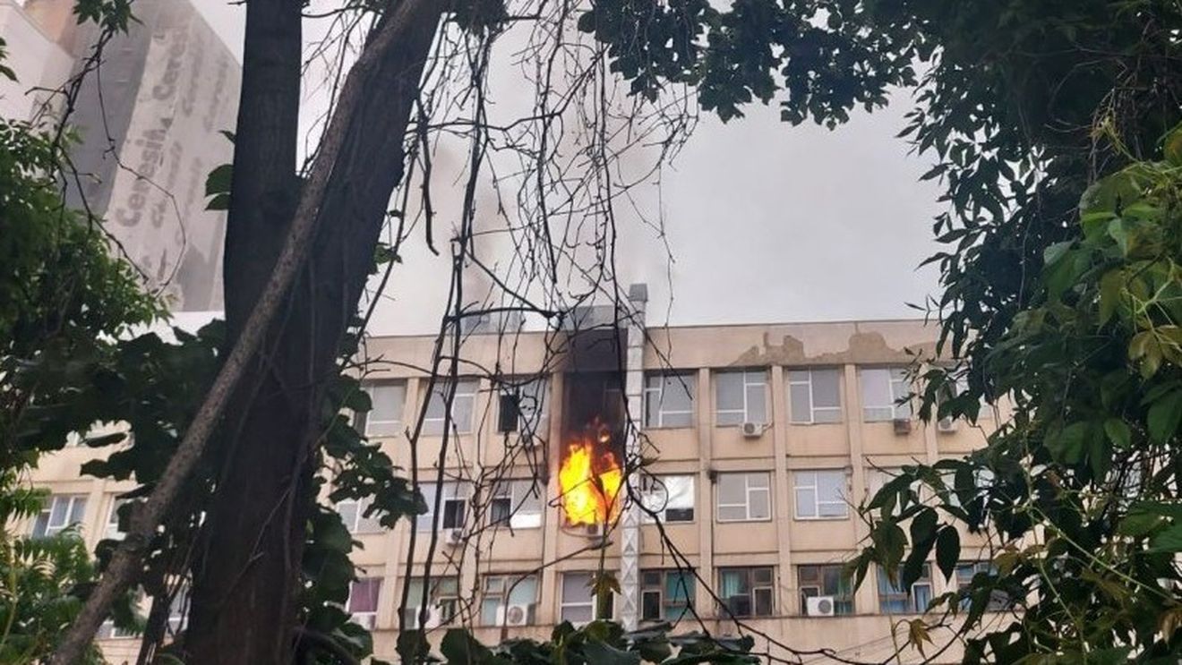 VIDEO Incendiu la Secția ATI a Spitalului de copii Sfânta Maria din Iași: 30 de persoane evacuate, între care copii și părinți. A fost declanșat planul roșu de intervenție
