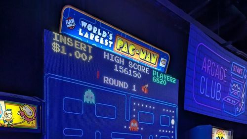 Pac-Man la 45 de ani: cum a devenit micul mâncăcios galben un fenomen cultural și științific