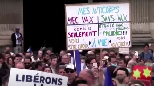 Peste 100.000 de persoane au protestat în Franța împotriva „dictaturii sanitare“