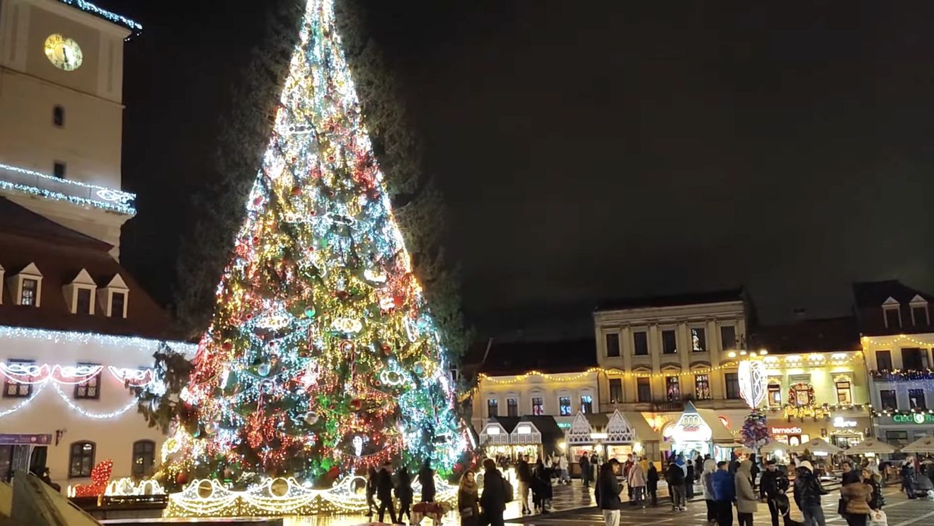 Cum s-a extins și ce noutăți aduce Târgul de Crăciun de la Brașov / Căsuțele amenajate în centrul orașului se deschid în 28 noiembrie, iar iluminatul festiv se aprinde în 30 noiembrie pentru a marca oficial debutul sărbătorilor de iarnă