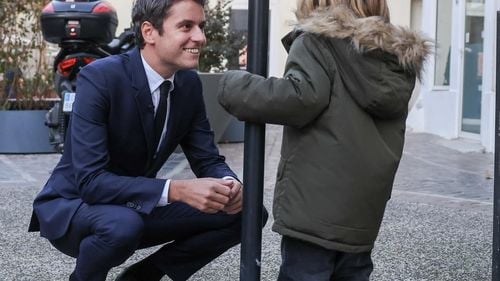 Uniforma școlară va fi introdusă experimental în unele școli din Franța începând din 2024 – ministrul educației naționale