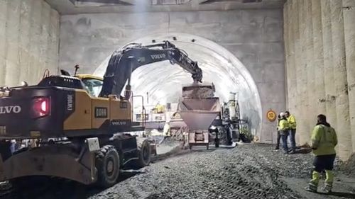 CNAIR, imagini de pe Autostrada Sibiu-Piteşti (A1), secţiunea 4 (Tigveni -Curtea de Argeş): În scurt timp va începe turnarea betonului rutier şi pe calea de rulare a celei de-a doua galerii