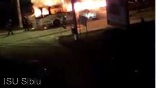 Un autocar cu peste 30 de pasageri a ars pe drumul dintre Șura Mare și Sibiu/ Nimeni nu a fost rănit în urma incidentului