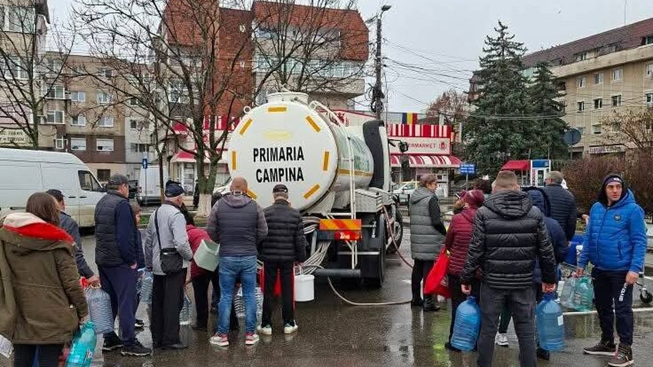 Peste 35.000 de litri de apă menajeră distribuiţi populaţiei din judeţul Prahova, afectată de întreruperea alimentării de la barajul Paltinul