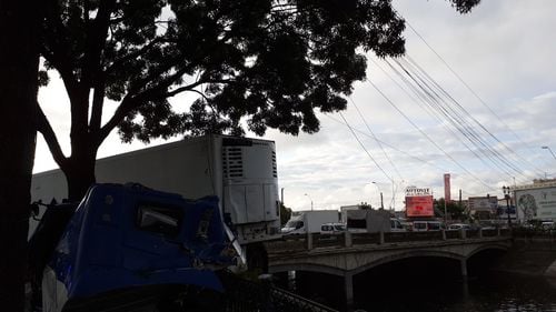 Accident în București: un șofer de tir a pierdut controlul și a fost aproape să cadă în Dâmbovița