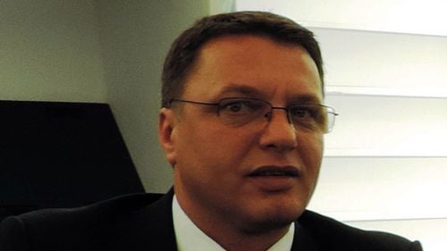 Cum predau digital? Romu Vlădău, profesor de matematică la Liceul de Arte Dinu Lipatti din Pitești: Folosesc Google Meet ca platformă de comunicare cu copiii și am realizat lecții digitale în editorul Livresq