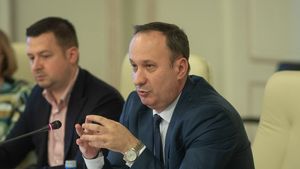 Raluca Turcan (PNL): Adrian Câciu trebuie să ceară urgent scuze publice colegei mele. Gestul lui Adrian Câciu de a-i da peste mână colegei noastre Gabriela Horga este inadmisibil într-un Parlament democratic