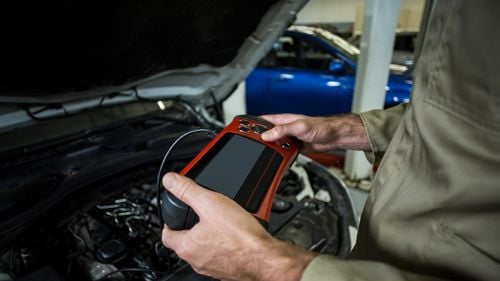 Reprezentant mare dealer auto din România: „Principala noastră provocare vine din zona serviciilor post-vânzare pentru autoturisme electrice” / E greu de găsit forță de muncă calificată în acest domeniu / Declinul pieței agravează situația