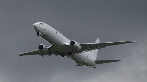Un avion de supraveghere Boeing P-8 Poseidon, alimentat în aer de un Boeing KC-135R Stratotanker deasupra județului Prahova
