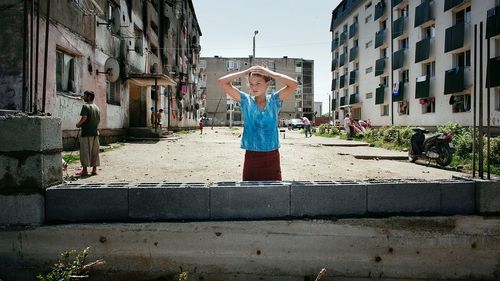 The Guardian: Peste 1 miliard de euro din fondurile UE au fost folosiţi în proiecte discriminatorii / România apare cu centrele destinate copiilor cu dizabilităţi şi cartierele separate pentru romi