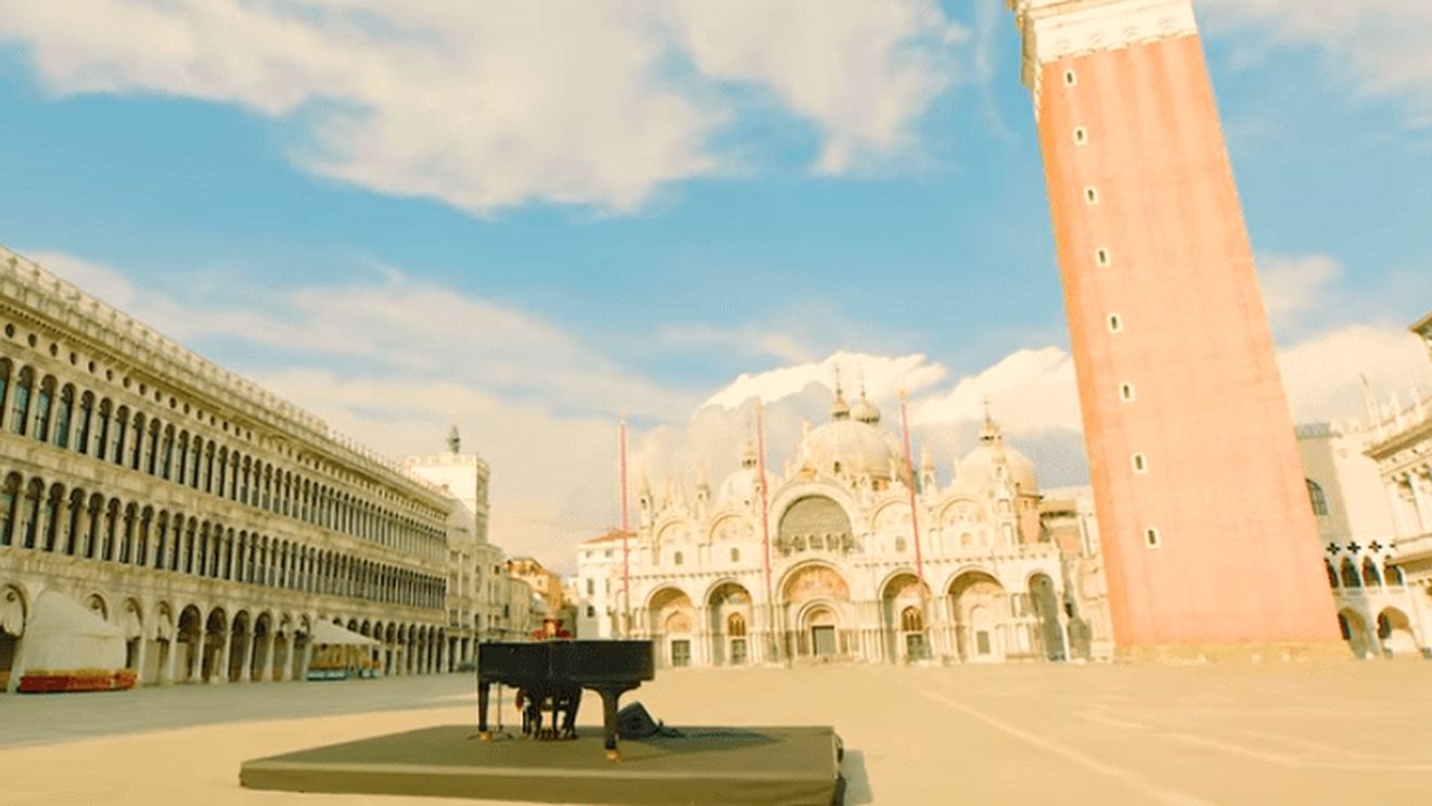 VIDEO Zucchero a cântat în Piaţa San Marco din Veneţia, complet pustie, pentru a promova iubirea
