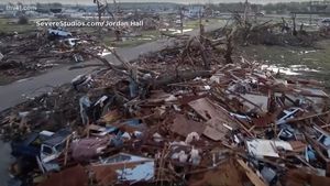 Joe Biden a aprobat duminică decretarea stării de urgenţă pentru statul Mississippi după ce o furtună puternică a provocat moartea a peste 25 de persoane și pagube devastatoare