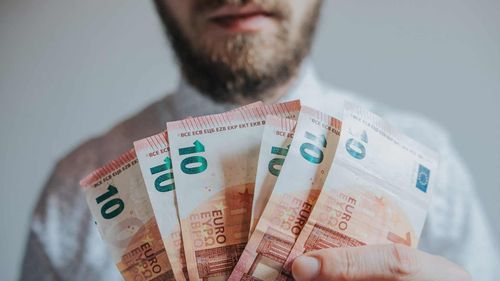 O inițiativă legislativă prin care cresc salariile și în mediul privat, în funcție de studii, semnată de 38 de parlamentari din toate partidele