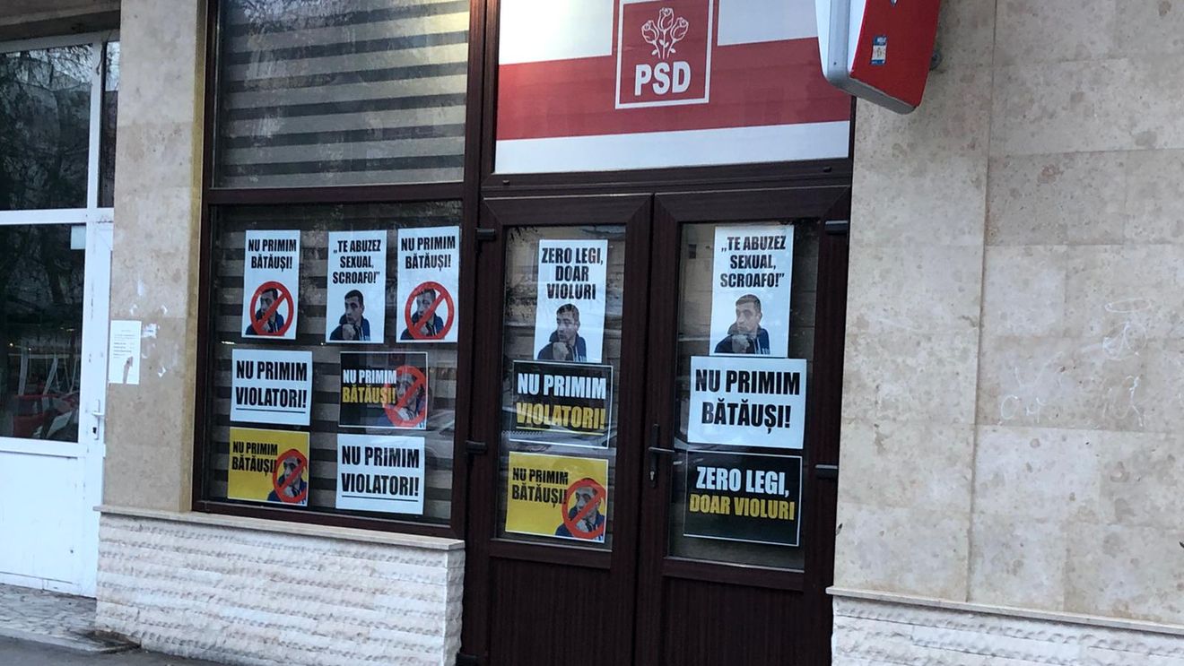 FOTO Social-democrații îi întâmpină la sediu pe manifestanții AUR cu mesaje: „Nu primim violatori”, „Interzis bătăușilor” și „Șoșoacă vă papă”