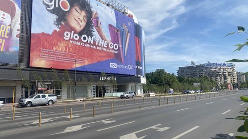 FOTO Bucureștiul, împânzit de reclame pentru fumat tutun încălzit, noua modă în rândul adolescenților / Parlamentul a respins un proiect de reglementare / Wiener (USR): Industria de tutun a pus presiune pe toată lumea