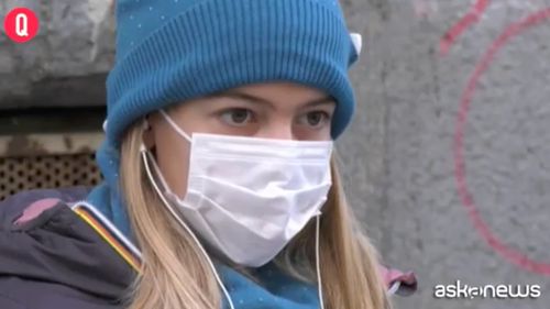 O elevă din Italia protestează zilnic în faţa școlii, pentru a cere redeschiderea acesteia: Nu aş mai putea suporta încă un an de cursuri la distanţă. Ministrul educației m-a felicitat pentru că îi plăcea lupta mea