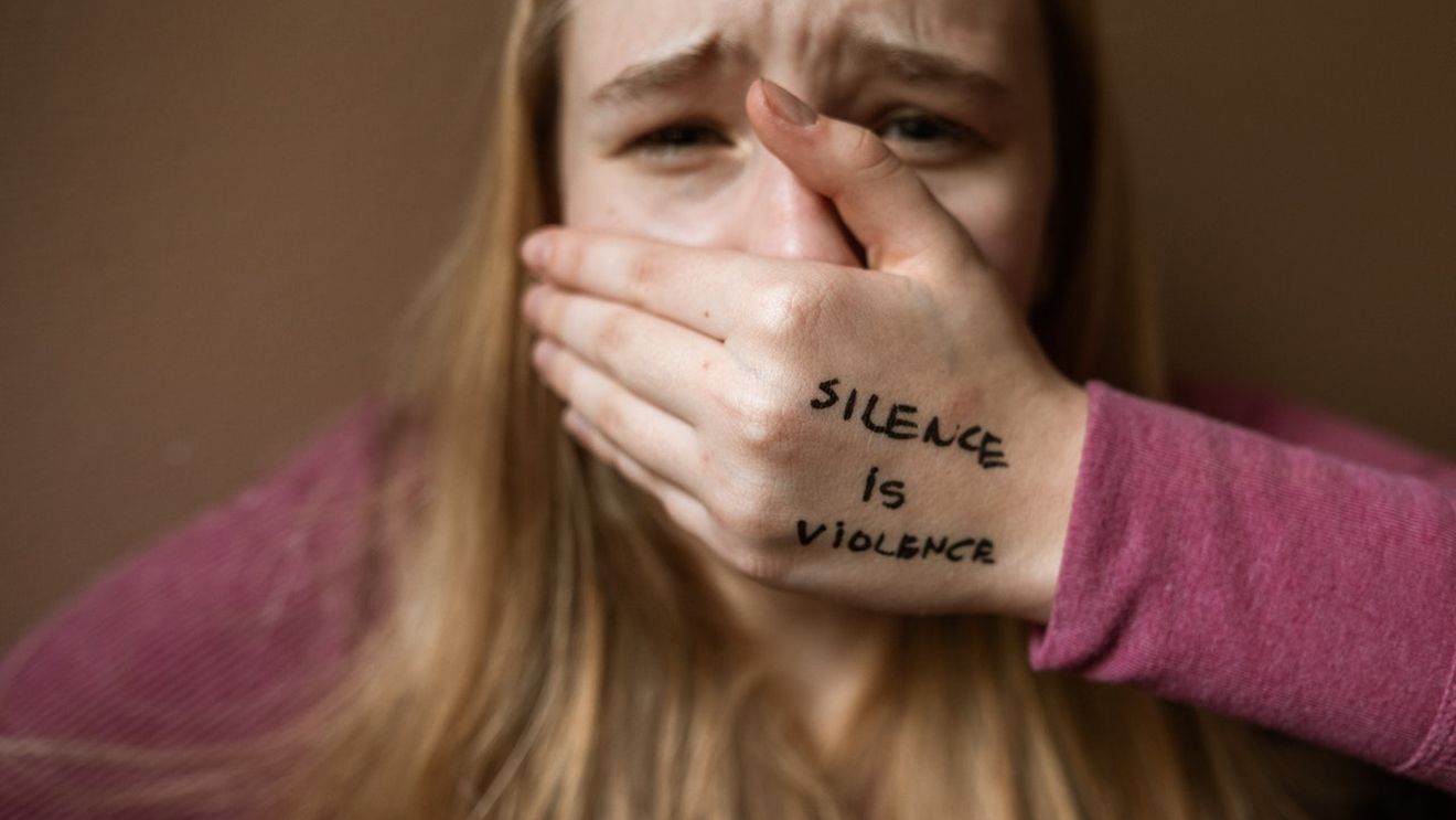 Procurorii au deschis dosar penal pe numele a trei adolescente care au bătut și agresat verbal o fată de 13 ani