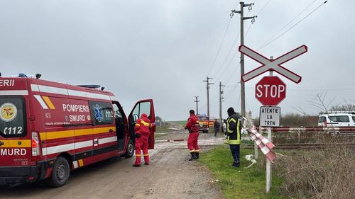 Ambulanţă lovită de tren, la Urseni, Timiș / 4 persoane rănite transportate la spital