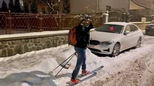 VIDEO Un sibian, surprins mergând cu schiurile prin oraș, miercuri dimineață: ”Unde mergi?” ”La muncă!”
