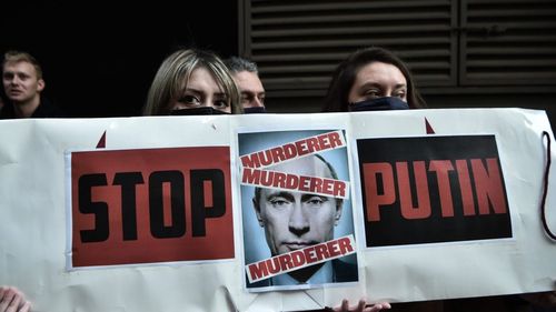 VIDEO FOTO Rușii au ieșit în stradă în Sankt Petersburg și Moscova, scandând ”Fără război”/ Putin e numit ”criminal” și comparat cu Hitler pe pancartele protestatarilor/ Poliția a reținut zeci de persoane