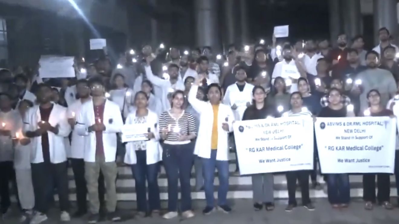 Medicii din India, în grevă generală, după violarea şi uciderea unei doctoriţe de 31 de ani