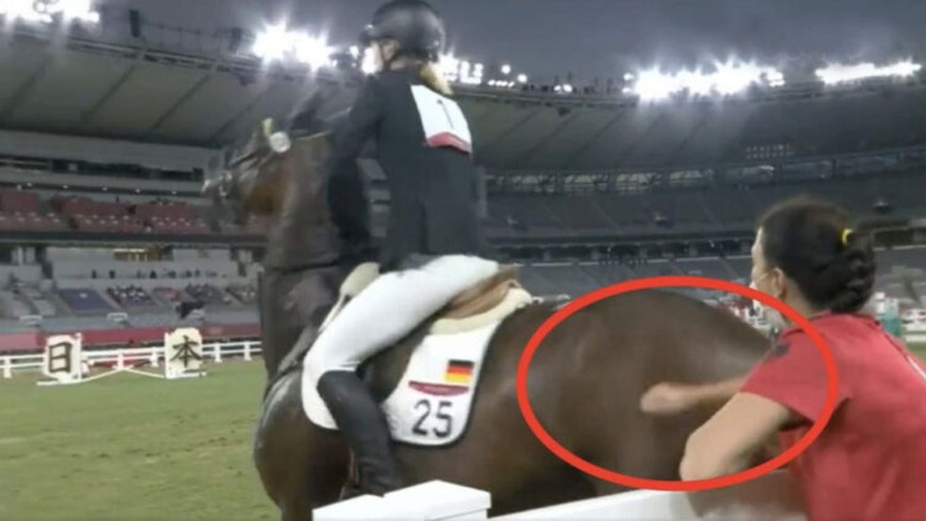 VIDEO Jocurile Olimpice: Antrenoarea echipei de pentatlon mondern a Germaniei, exclusă după ce a lovit cu pumnul un cal