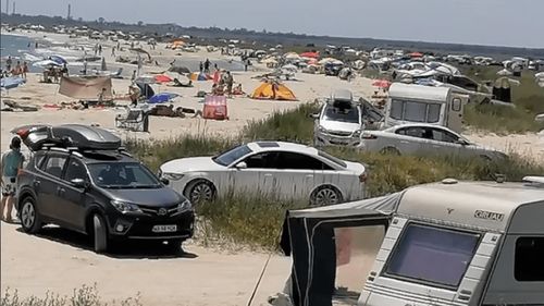 FOTO Mii de turiști și sute de mașini în weekend pe plajele sălbatice de la Vadu, Corbu și Capul Midia, fără niciun respect pentru habitatele din Rezervația Biosferei Delta Dunării