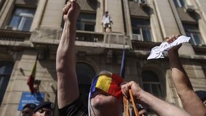 „Stegarul dac”, eliberat duminică dimineața de la Psihiatrie, s-a urcat luni într-un copac de lângă Arestul Central al Poliției Capitalei și a stat cățărat circa 26 de ore / Bărbatul este cercetat penal