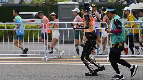 VIDEO Oameni vs. Roboți: China a organizat primul semi-maraton cu roboți umanoizi din lume / Cine a câștigat cursa / Producător chinez: „Nicio firmă de robotică din Occident nu a egalat aceste performanțe sportive”