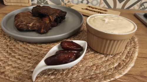 Rețetele Juanitei | Cremă tartinabilă cu brânză, curry și curmale / Se potrivește de minune atât pe un platou de aperitive, cât și ca sos lângă carne la grătar